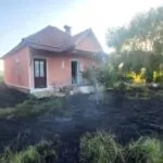 Огнот стигна до дворовите, но куќите и црквата се спасени: Тежок ден за струмичките пожарникари