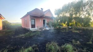 Огнот стигна до дворовите, но куќите и црквата се спасени: Тежок ден за струмичките пожарникари
