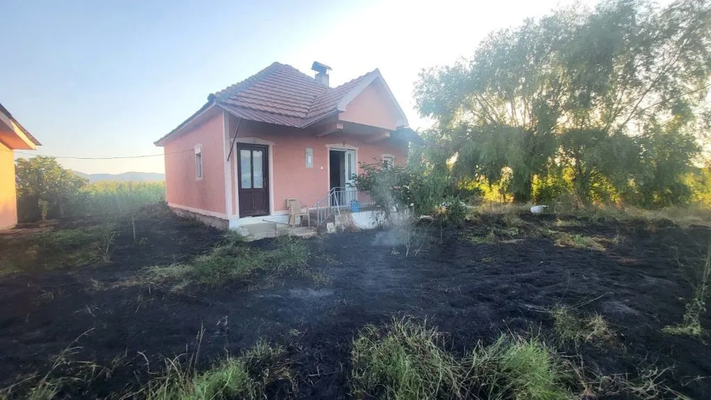 Огнот стигна до дворовите, но куќите и црквата се спасени: Тежок ден за струмичките пожарникари