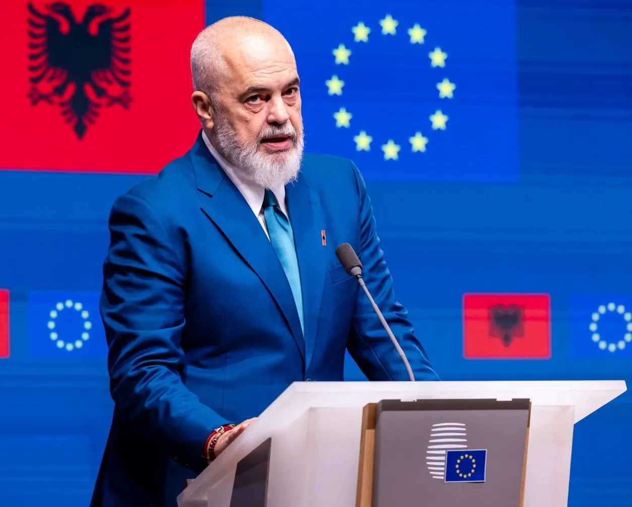 Албанија на 14 јули ги затвора првите три поглавја со ЕУ, а Македонија сè уште чека: зошто ним им оди, а нам не?
