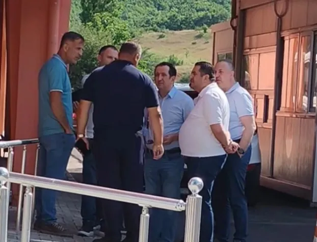Функционери на Вреди вратени од граница со Албанија: казна за поддршка на протест?