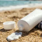 Отпорно на вода не значи водоотпорно: пешкирот ти зема повеќе крема отколку морето
