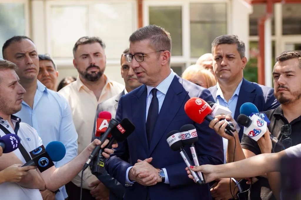 Мицкоски ја подотвори вратата: нема измени „по бугарски терк", но има „одржливо решение"