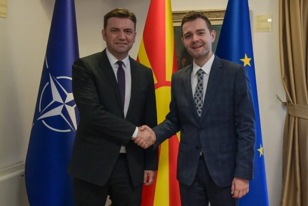 Муцунски и Османи расправаат преку Фејсбук за протоколите со Бугарија, а документ никој не покажува