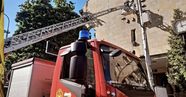 Пожарникарите го поправаа часовникот на Музејот на Град Скопје: градското време застана од бурата