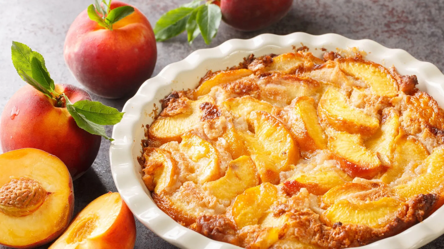 Peach cobbler: десертот што настанал од неволја и оттогаш нема потреба да се менува