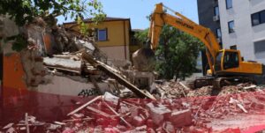 Се урива сендвичарата Седмица во Скопје по 30 години – а општината молчи за дозволата