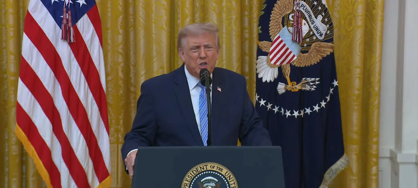 Трамп ја обвини Кина дека му ги крадела изборите, а половина Америка одби да го пренесе говорот