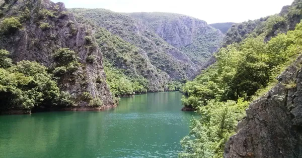 Браната „Матка“ пушти вода, тројца млади за влакно избегнаа трагедија во Треска