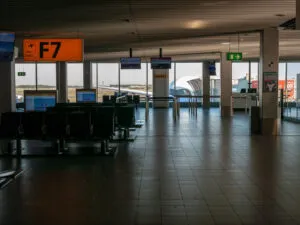 Куферот што не влегува во рамката: десетте грешки поради кои евтиниот билет станува скап на шалтер