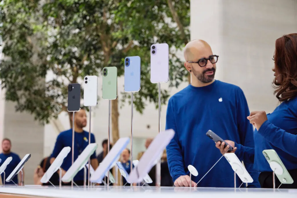 Apple и Samsung сакаат телефонот да го изнајмуваш, не да го купиш: луѓето ги држат уредите 42 месеци, а тоа некому не му одговара