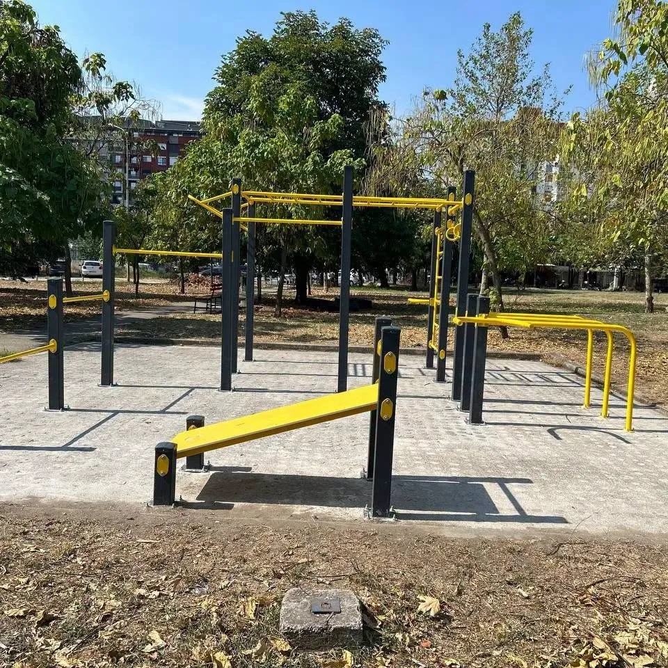 Нова фитнес зона во Аеродром, но вежбањето е меѓу жолта трева и прашина