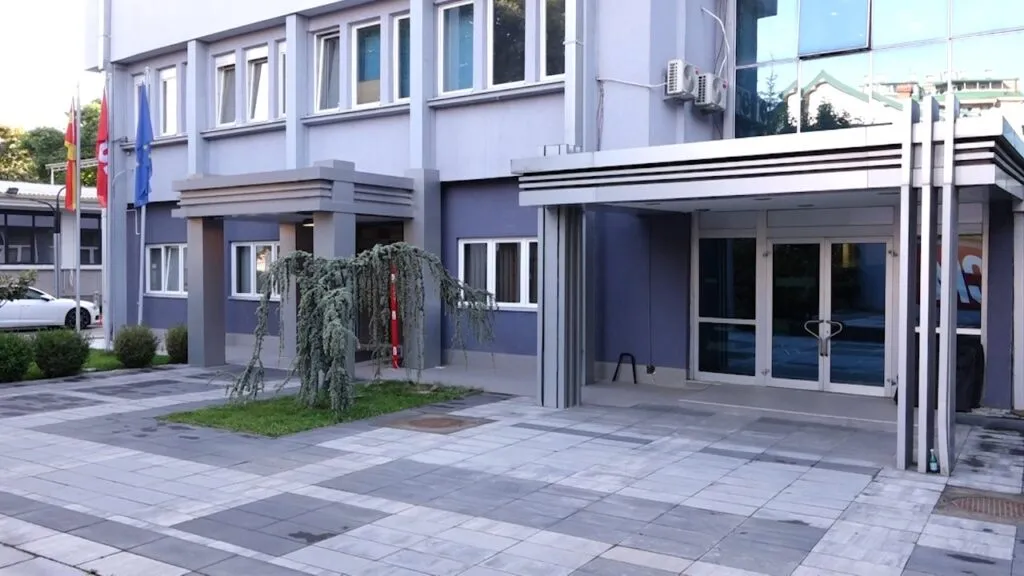 Бомба во двор на семејство на полицаец од организиран криминал, а расправата се сведе на чија е куќата
