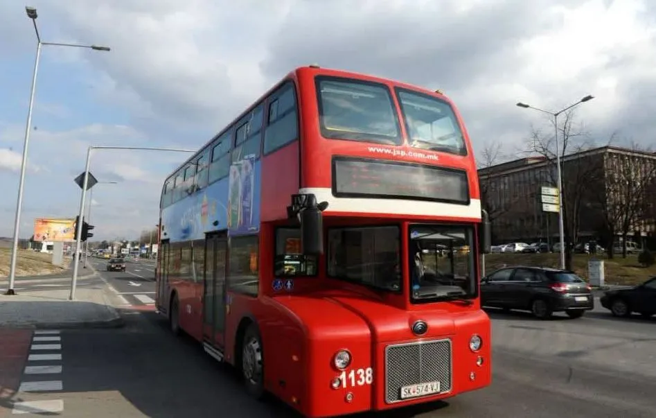 Скопјани чекаат автобус подолго отколку што патуваат, а одговорот на ЈСП нема ниту еден број во себе