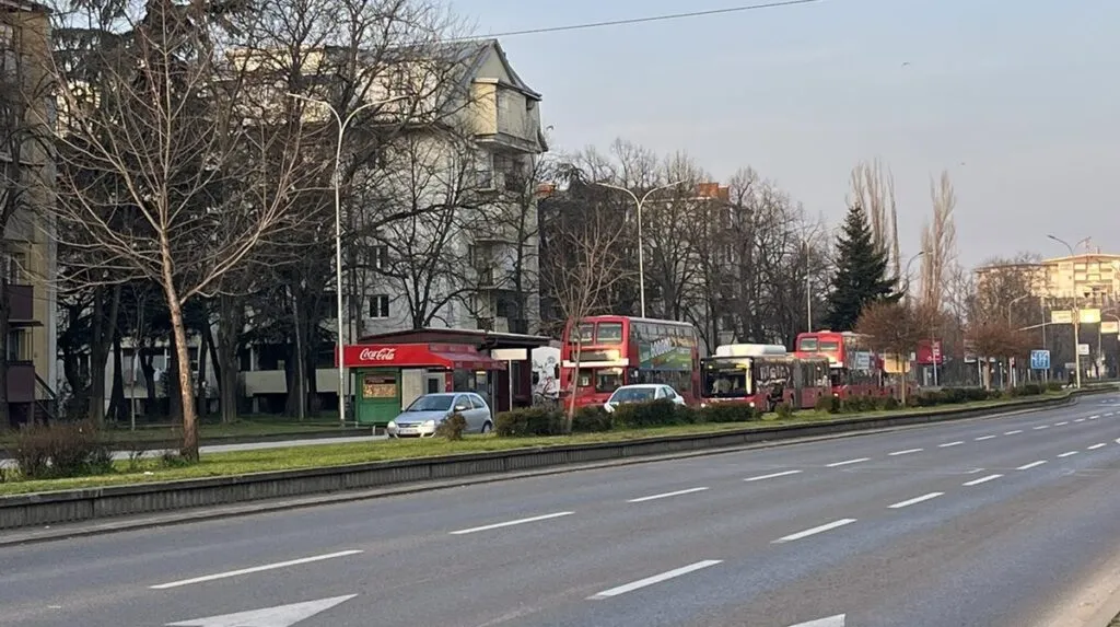 Возач на ЈСП не застанал во движење како што налагаат правилата, па на постојката го претепале