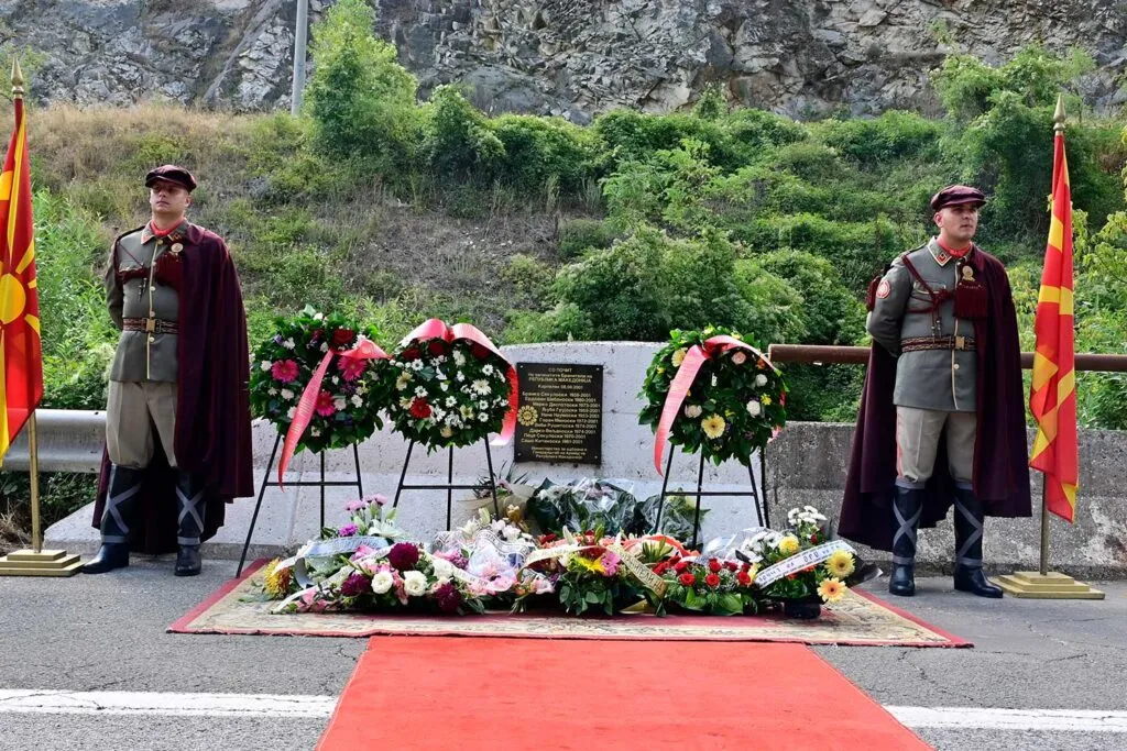 25 години од Карпалак: венци, министри и банкина покрај патот наместо спомен-обележје