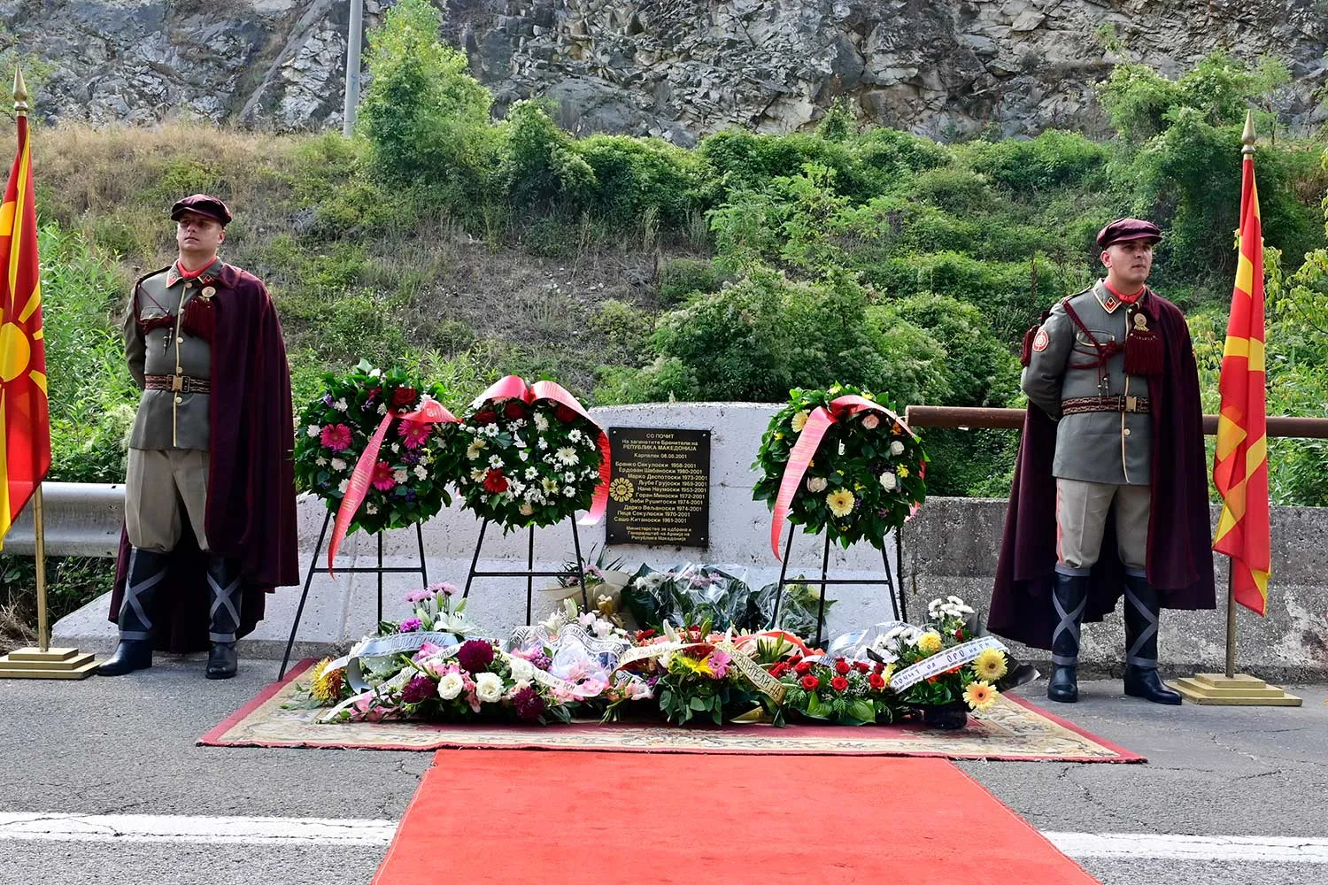 25 години од Карпалак: венци, министри и банкина покрај патот наместо спомен-обележје
