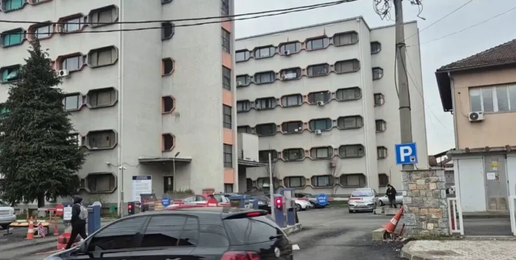 139 деца на педијатрија во Тетово за 48 часа: болницата вели дека тоа е нормално - и токму тоа е проблемот