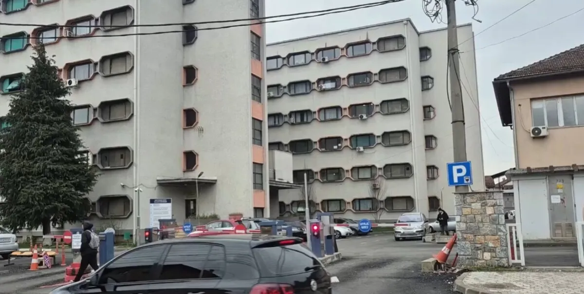 139 деца на педијатрија во Тетово за 48 часа: болницата вели дека тоа е нормално – и токму тоа е проблемот