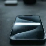 Apple предупреди корисници во 110 земји дека некој ги гледа низ телефонот: меѓу нив и украински војник што мислел дека е измама