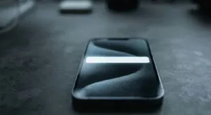 Apple предупреди корисници во 110 земји дека некој ги гледа низ телефонот: меѓу нив и украински војник што мислел дека е измама