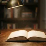 Судот пресуди дека тренирањето на туѓи книги е законско: Anthropic плати 1,5 милијарди затоа што ги пиратизирала, не затоа што ги користела