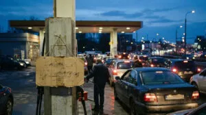 Москва почна да го рационализира бензинот: 30 руски региони чекаат во редици