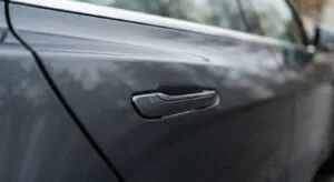 Три милиони Tesla се повлекуваат во Кина поради квака што никој не може да ја најде: решението е налепница