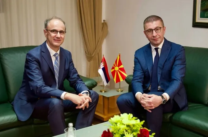 Српскиот премиер ненајавено слета во Охрид два дена по гласањето за недоверба - а со него тројца министри за струја, коридори и храна