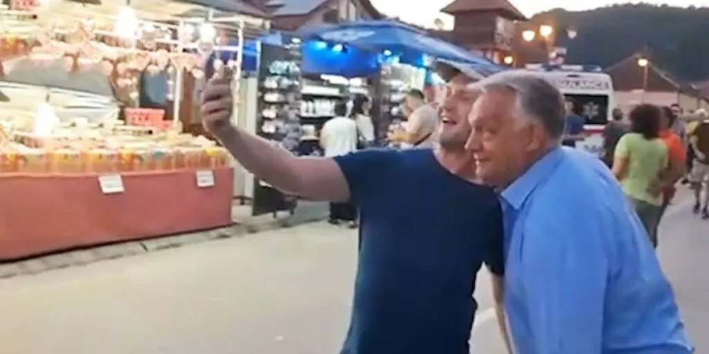 Орбан пиеше ладно пиво во Гуча: сите го фотографираа, а никој не спомна дека веќе не е премиер