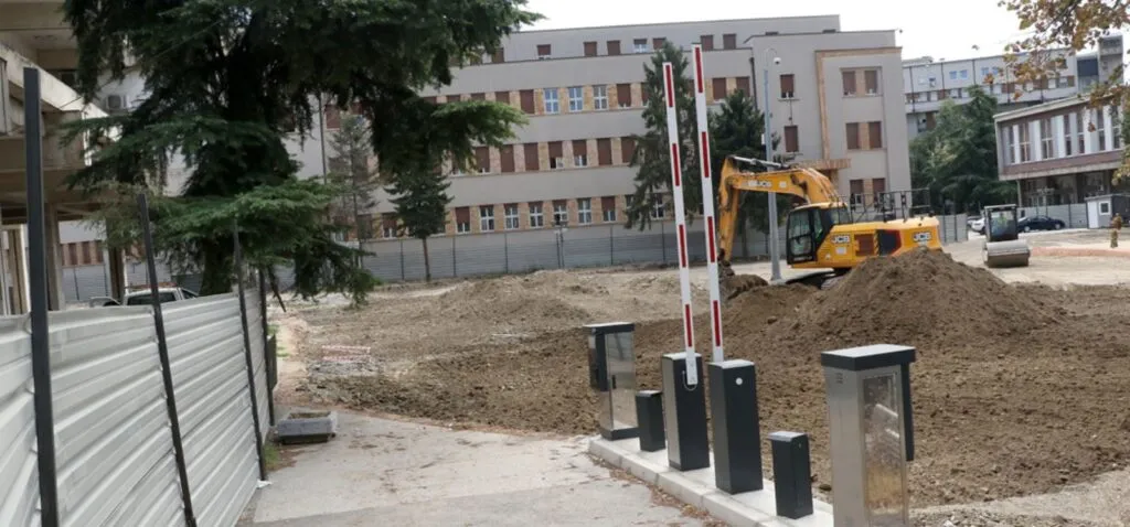 Гранитни плочки за 1,6 милиони евра: се гради паркинг за пратениците на земјиште што државата сама си го одзеде