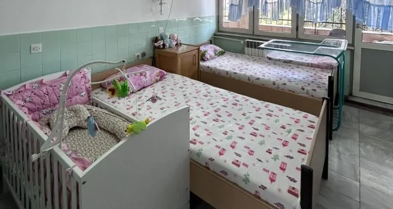Педијатријата во Охрид пак работи 24 часа по пет години пауза: 10.000 прегледи за една година, а чаршафите ги купија граѓани