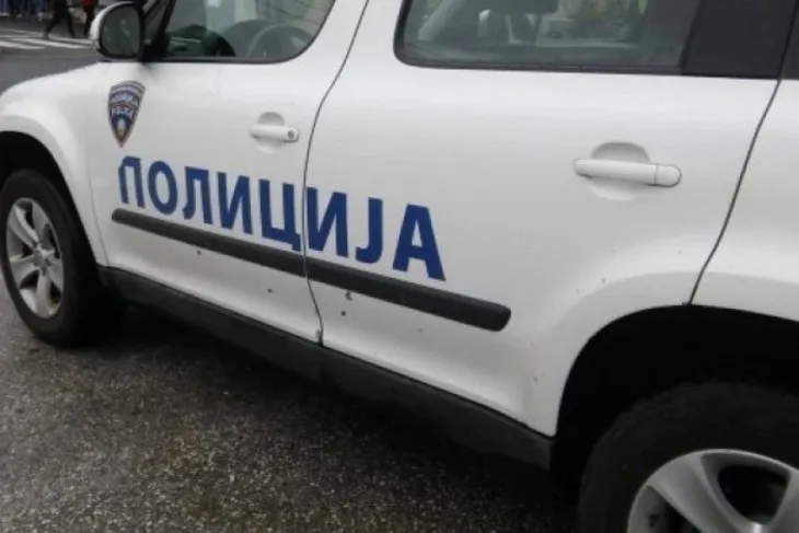 Го удирале со раце и нозе додека бил со лисици: двајца струшки полицајци под кривична пријава по два и пол месеци тишина