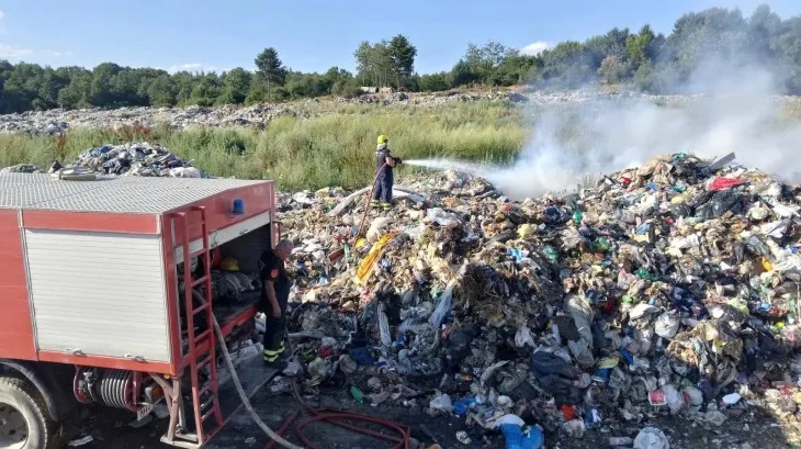 Гори депонијата „Буково" кај Охрид: осум илјади кубици земја не биле доволни