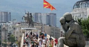 0,72 наспроти 0,73 отсто месечно: двете влади ја движат платата со речиси исто темпо