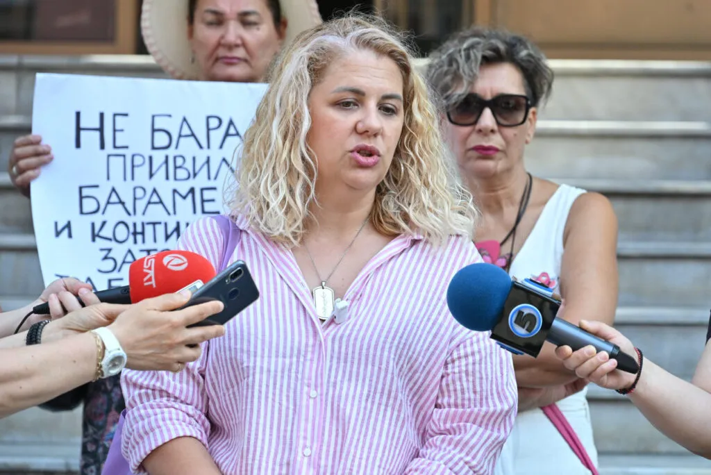 Тендерот завршил во мај, терапијата доцнела цело лето: Онколошките пациенти протестираат за лек што е платен