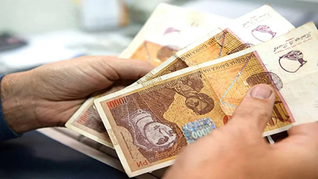 Од 5.000 до 10.000 денари за првачињата: општините плаќаат ранци, но не и причина да се остане