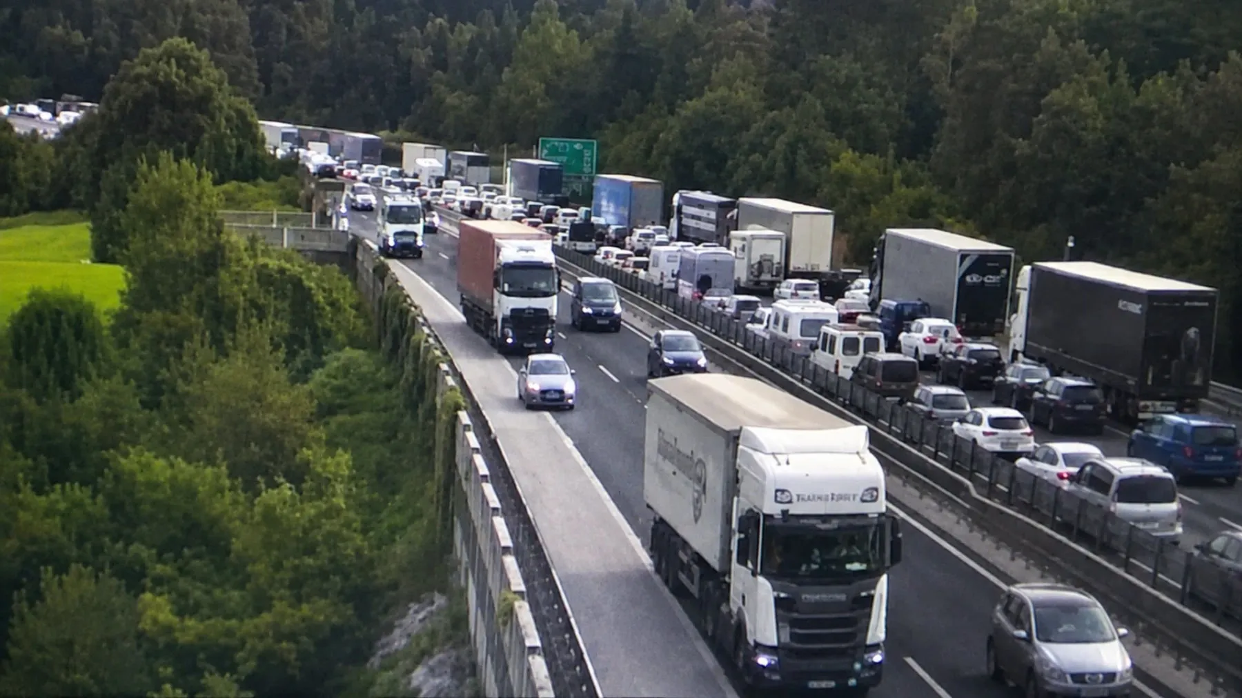 Тројца македонски државјани загинаа на автопат во Словенија, меѓу нив две деца
