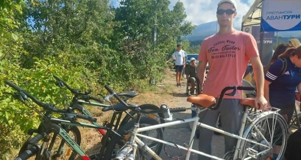 Го изгуби видот, вози над 30 на час на тандем стар 26 години: Во Македонија такви велосипеди не се продаваат