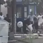 Шестмина се тепале пред полициската станица во Кочани: сега ќе се проверува и што правеле полицајците