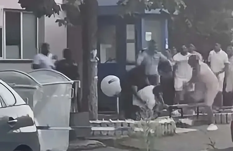 Шестмина се тепале пред полициската станица во Кочани: сега ќе се проверува и што правеле полицајците