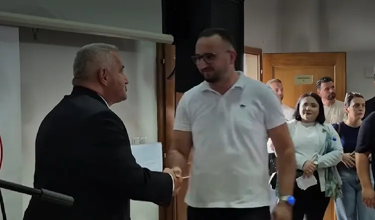 Копретседателите на ВЛЕН делеа решенија за вработување во државна болница: „Не беше предвидено, но им дадовме по пет“