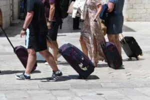 Тројца од секои четворица туристи во јуни биле странци, а домашните гости бегаат од сопствената држава