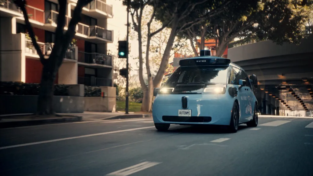 Новото роботакси на Waymo е кинески минибус: возилото се дели на два дела за да ја помине американската царина