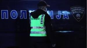 Некој фрлил запалива течност врз дуќан во строгиот центар на Скопје - и поминале 17 часа пред да се пријави