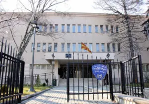Антитерористичка акција во Скопје: знаме на ИСИС и оружје, а официјалните детали - „по завршувањето“