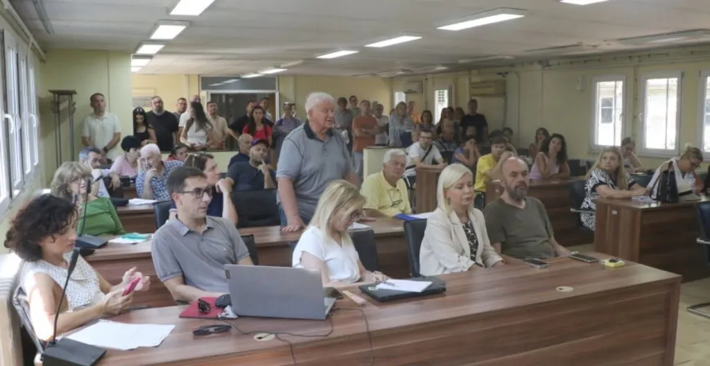 Празни листови на маса за потпис дека Водно е безбедно за градба: аргументот на одбраната беше дека местото се вика Барутана