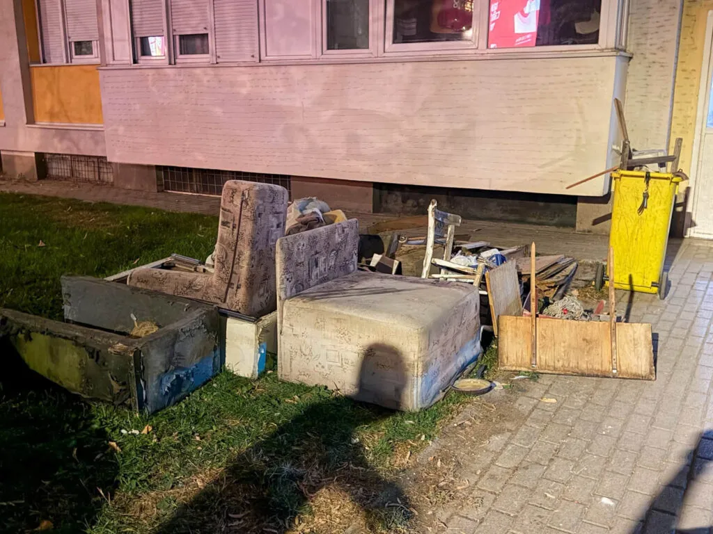 Фатен со шут и стар мебел покрај контејнерите во Кисела Вода: Ѓорѓиевски ветува камери, инспекторите пишуваат казна
