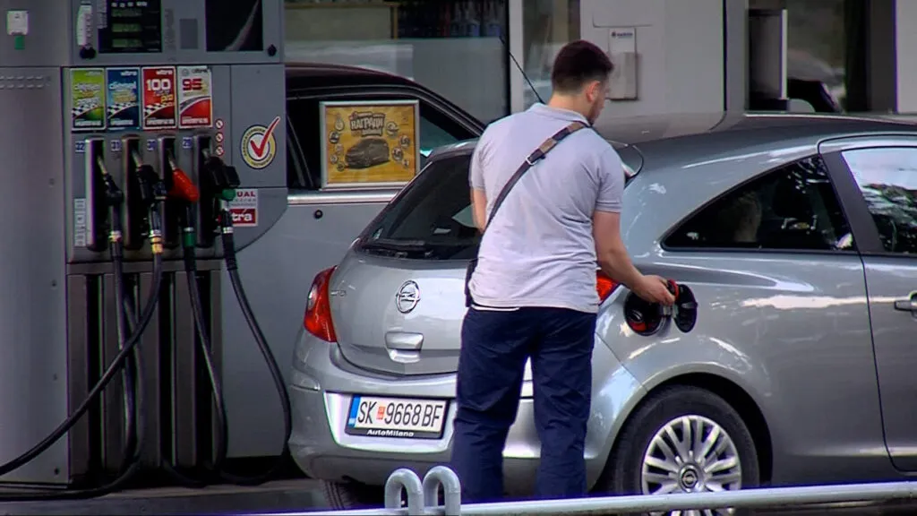 Дизелот поскапе за 5,50 денари по литар и стана поскап од двата бензина - а суровата нафта трет ден паѓа