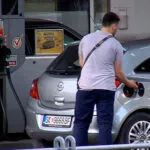 Дизелот поскапе за 5,50 денари по литар и стана поскап од двата бензина - а суровата нафта трет ден паѓа